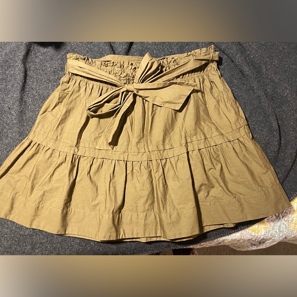Maeve mini skirt, army green. Belted. Lined.